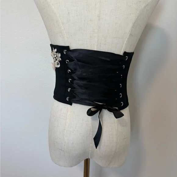 Chic Black Corset Belt with Floral Embroidery - Picture 3 of 5